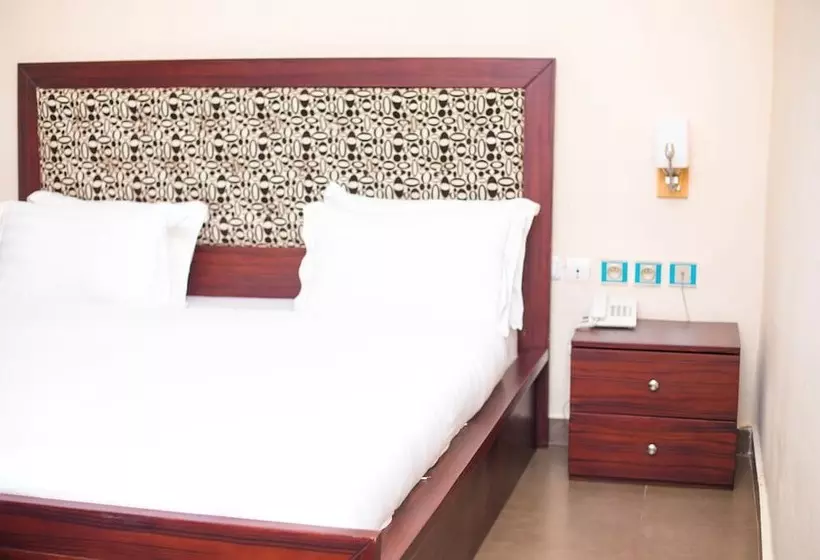 هتل Guesthouse Quatre Saisons