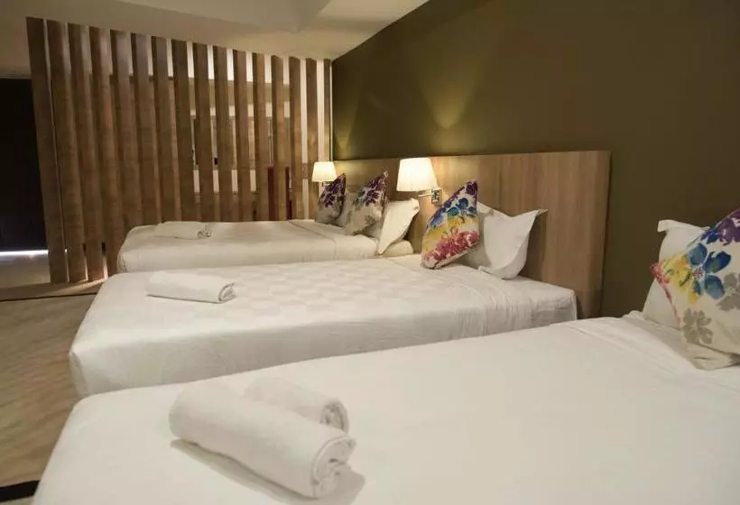 Hotelli Lumut Waterfront Apartment