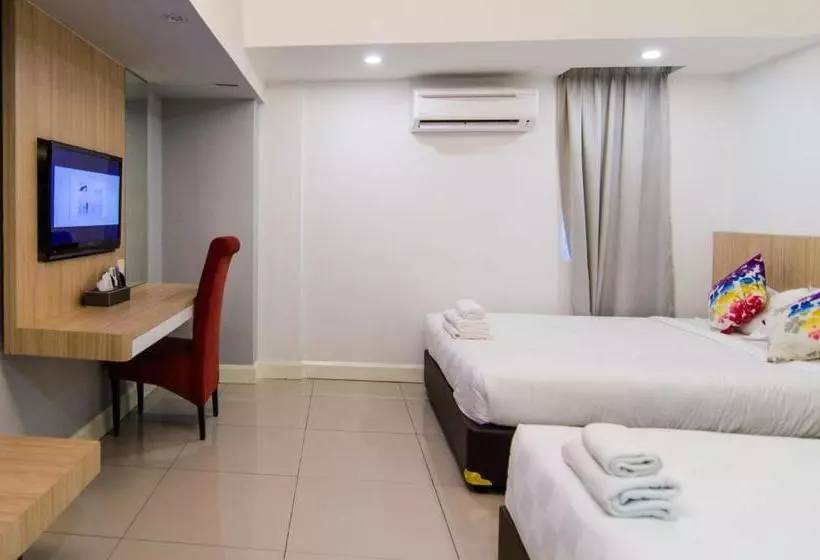 Hotelli Lumut Waterfront Apartment