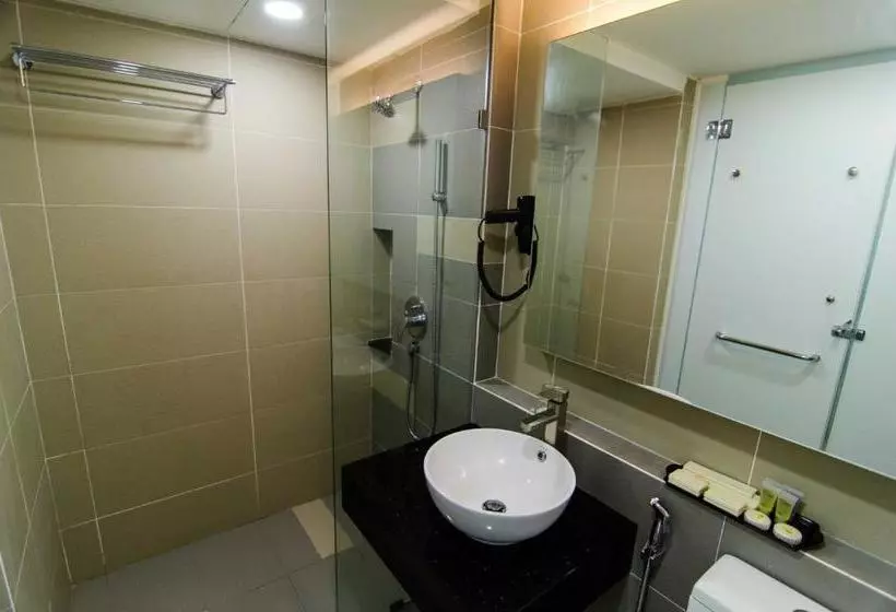 Hotelli Lumut Waterfront Apartment