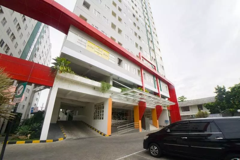 ペンション Reddoorz Apartment Near Bundaran Satelit Surabaya