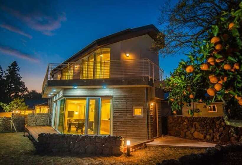 Pensió Moruhun Private House