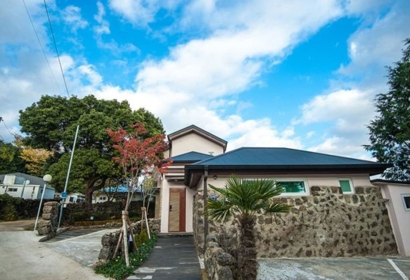 Pensió Moruhun Private House