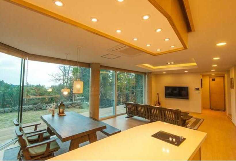 Pensió Moruhun Private House