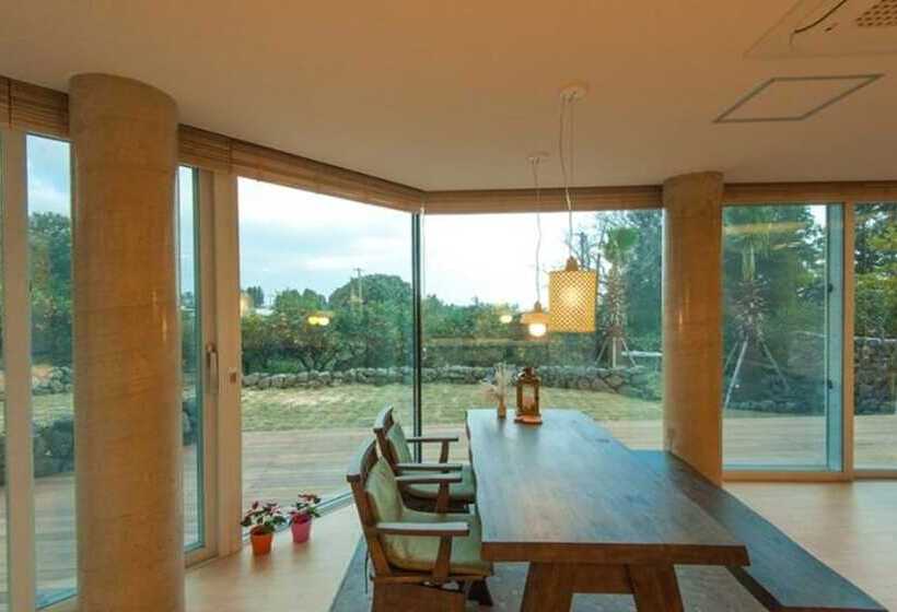 Pensió Moruhun Private House