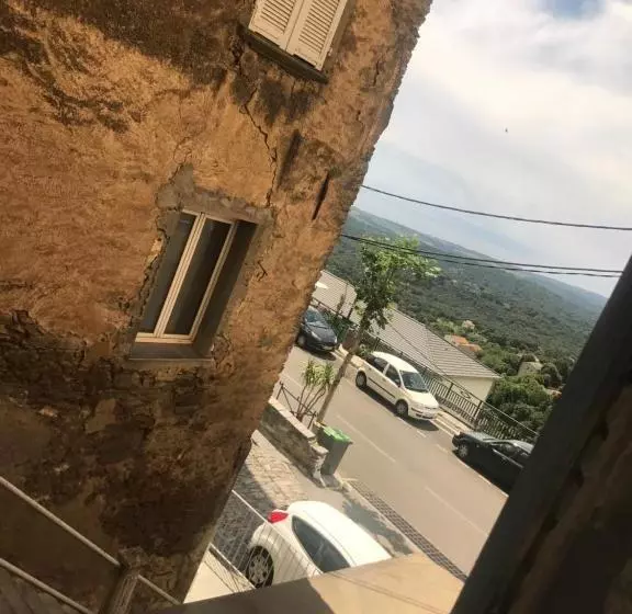 تختخواب و صبحانه A Balamata