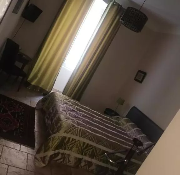 تختخواب و صبحانه A Balamata