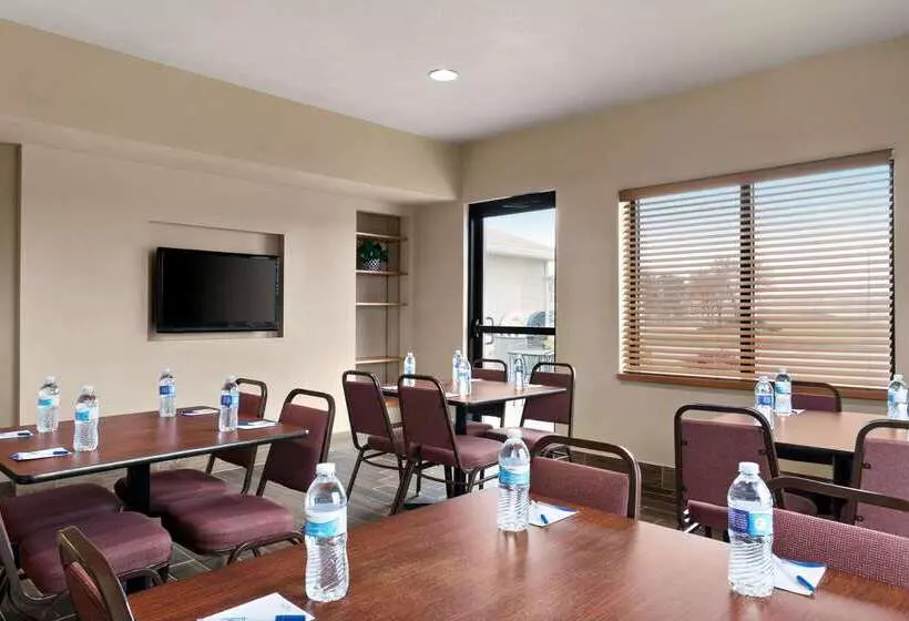 هتل Baymont By Wyndham Sioux Falls North,i 29,russell St, Airport