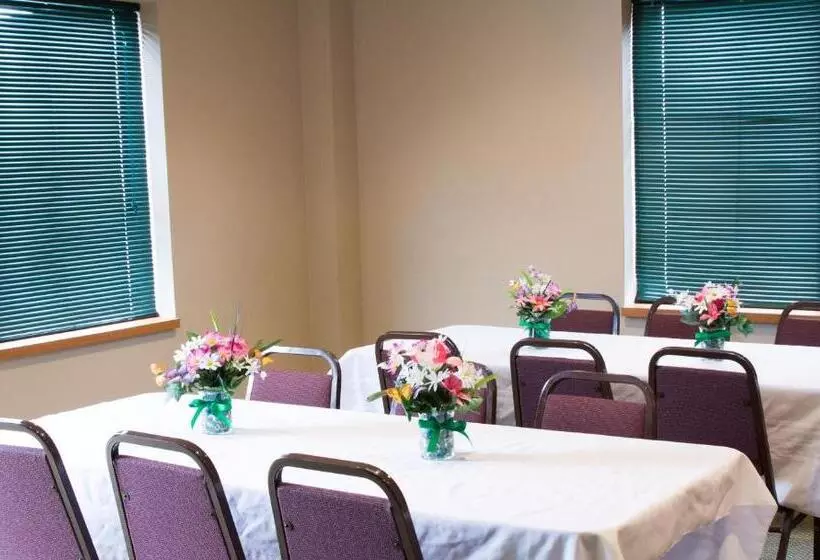 هتل Baymont By Wyndham Sioux Falls North,i 29,russell St, Airport