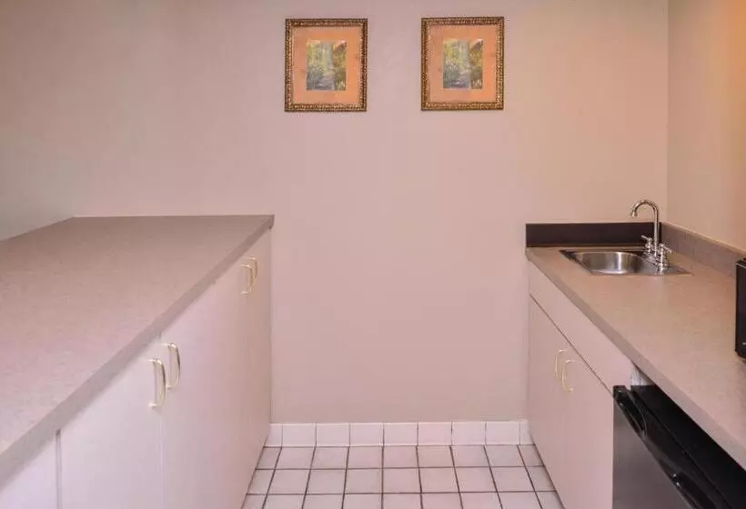 هتل Baymont By Wyndham Sioux Falls North,i 29,russell St, Airport