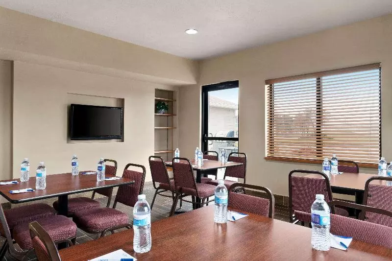 هتل Baymont By Wyndham Sioux Falls North,i 29,russell St, Airport