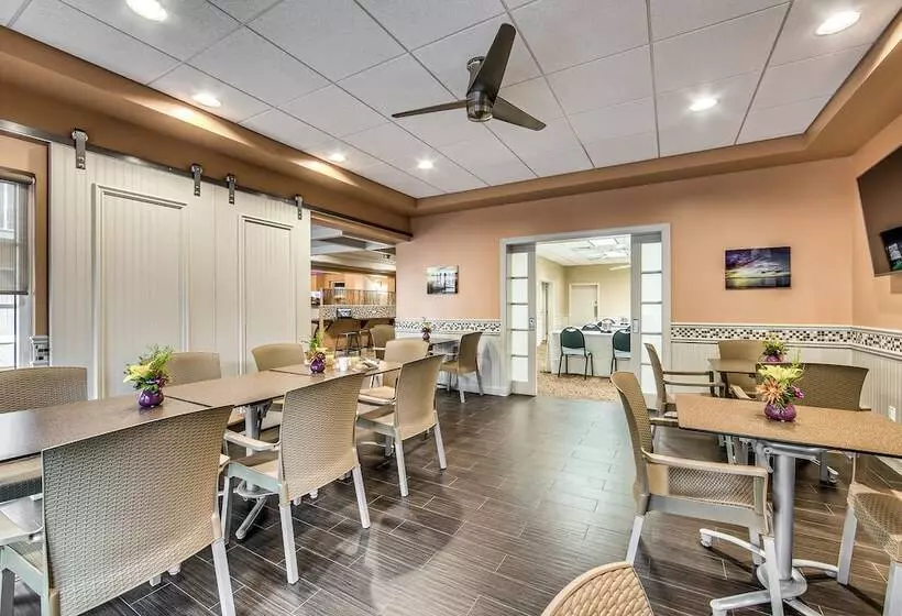 هتل Inn Of Naples, Tapestry Collection By Hilton