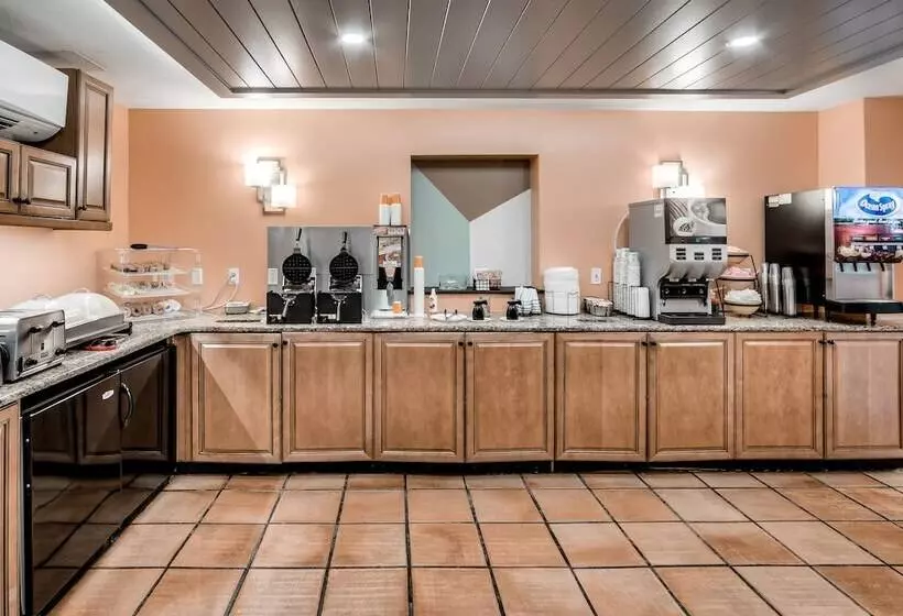 هتل Inn Of Naples, Tapestry Collection By Hilton