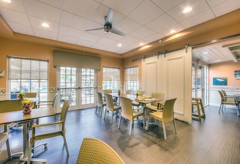 هتل Inn Of Naples, Tapestry Collection By Hilton