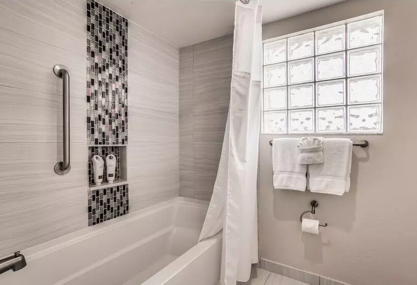 هتل Inn Of Naples, Tapestry Collection By Hilton