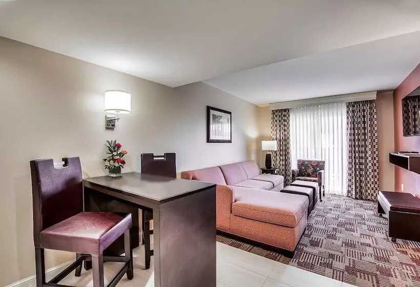 هتل Inn Of Naples, Tapestry Collection By Hilton