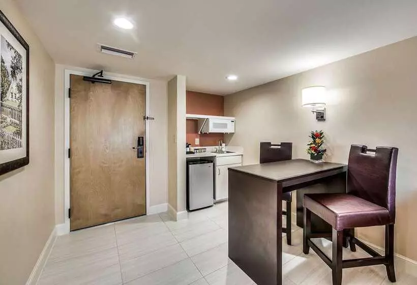 هتل Inn Of Naples, Tapestry Collection By Hilton