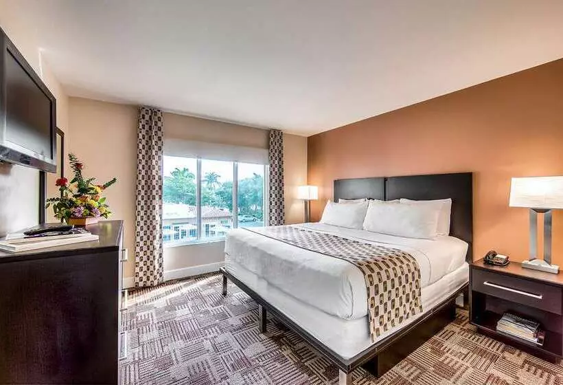 هتل Inn Of Naples, Tapestry Collection By Hilton