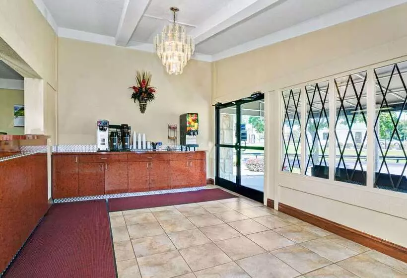 ホテル Knights Inn Charleston West Virginia