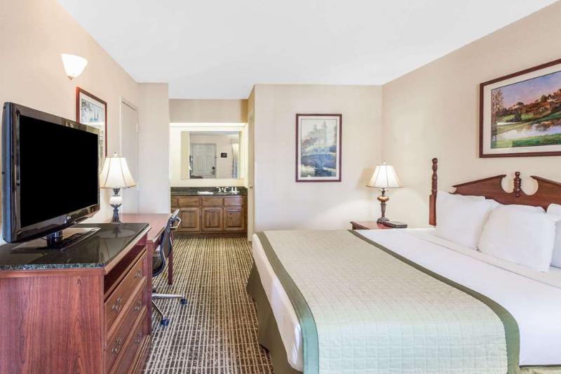 Hotel Red Roof Inn & Suites Calhoun