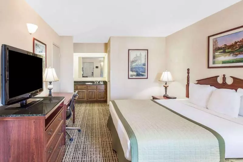 Отель Red Roof Inn & Suites Calhoun