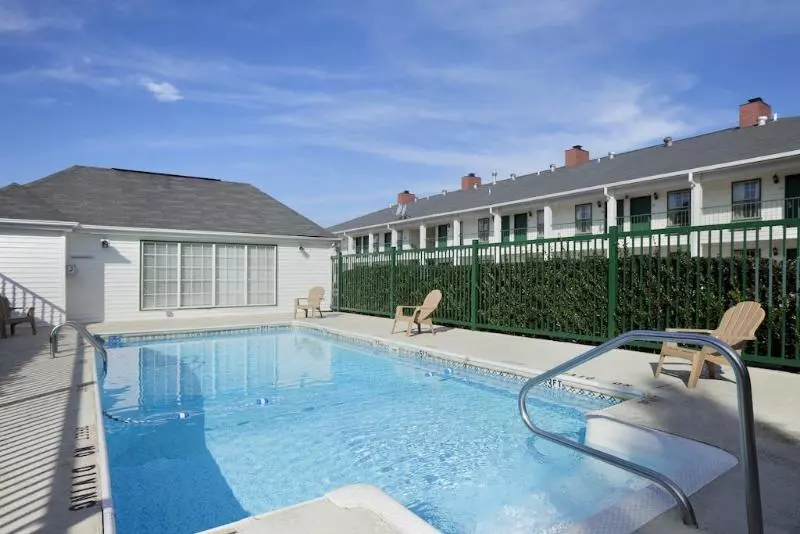 Отель Red Roof Inn & Suites Calhoun