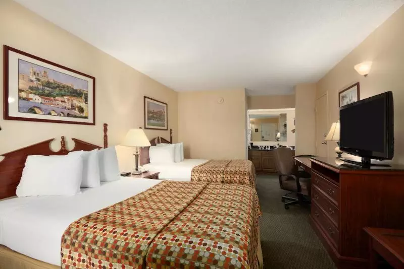 Отель Red Roof Inn & Suites Calhoun