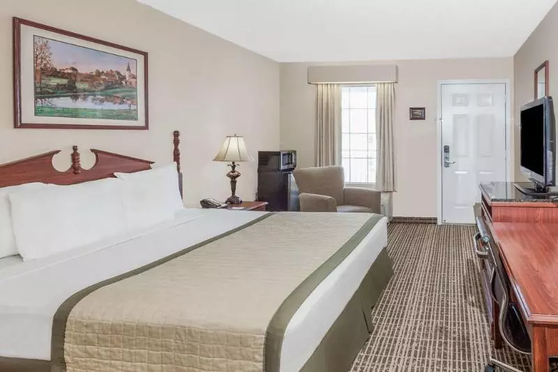 Отель Red Roof Inn & Suites Calhoun