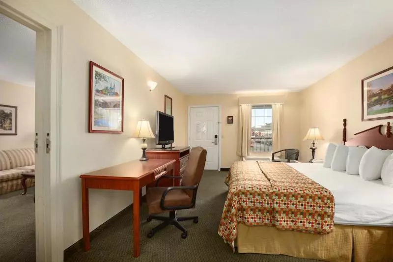 Отель Red Roof Inn & Suites Calhoun