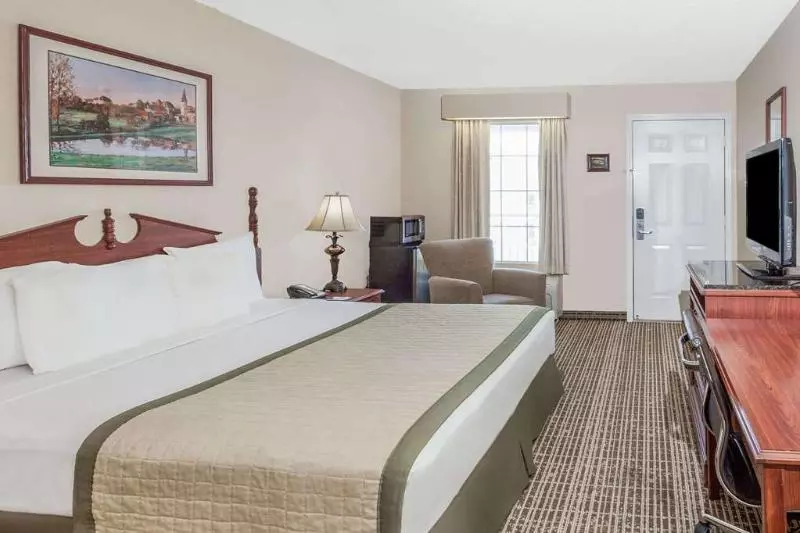 Отель Red Roof Inn & Suites Calhoun