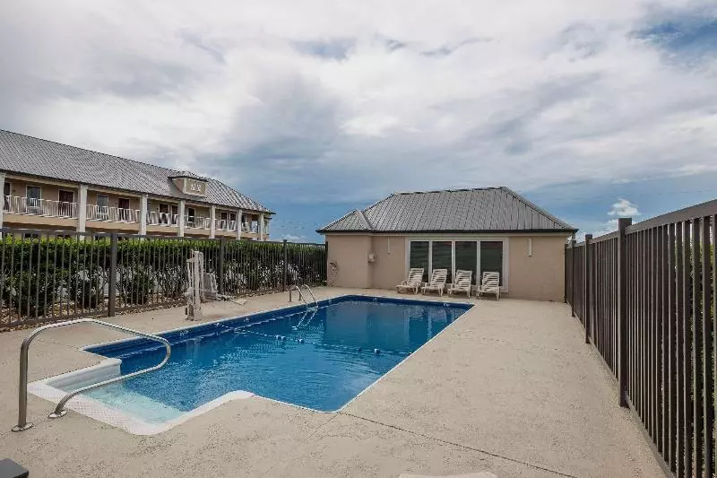 Отель Red Roof Inn & Suites Calhoun