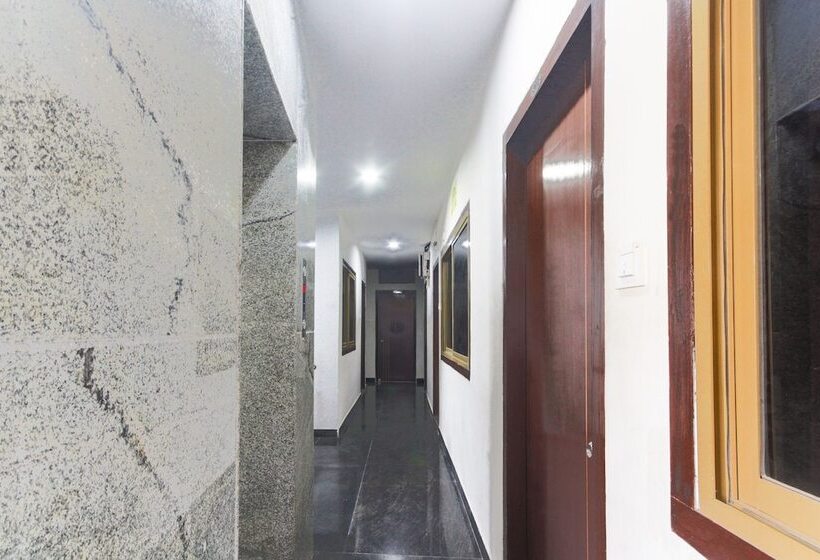 בית מלון כפרי Cm Residency By Oyo Rooms