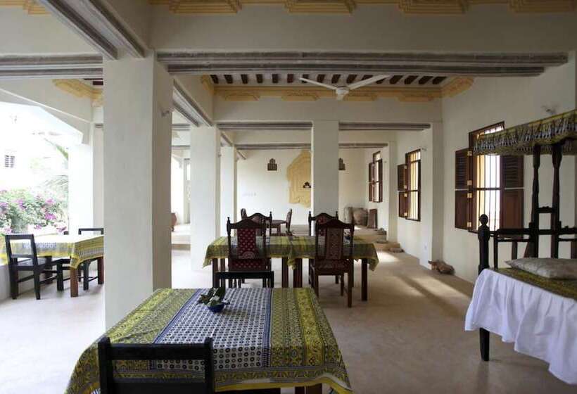 هتل Msafini Mangotop Roof