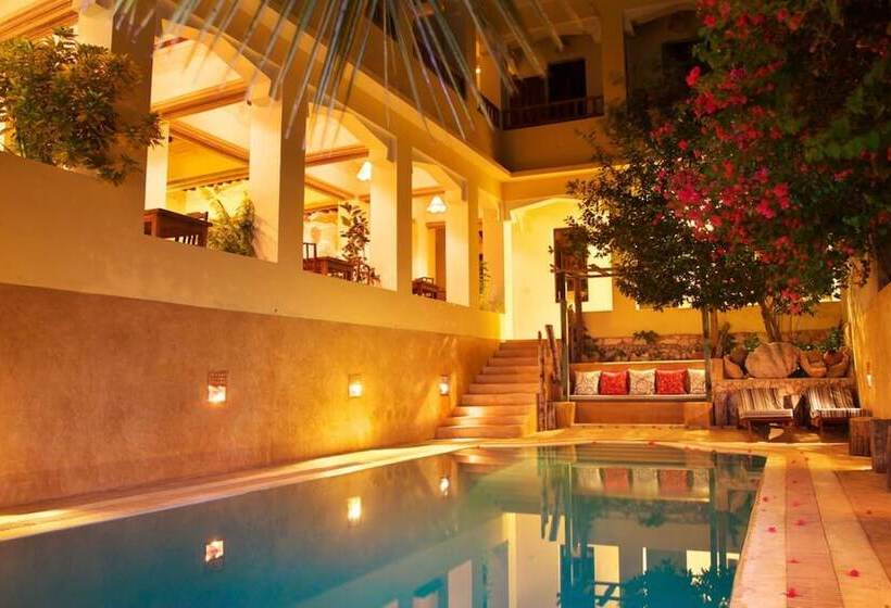 هتل Msafini Mangotop Roof