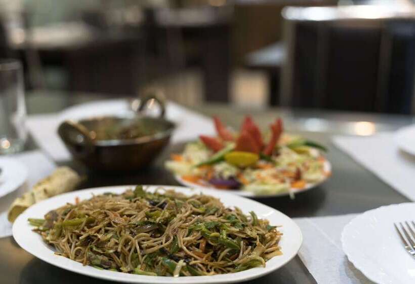 Hotel The Leenor Regency