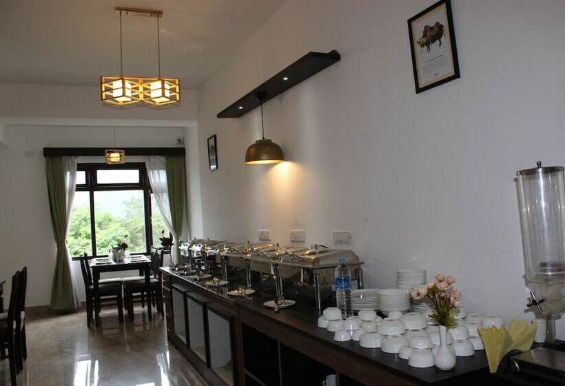 Hotel The Leenor Regency