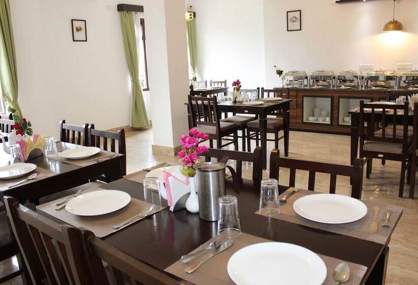 Hotel The Leenor Regency