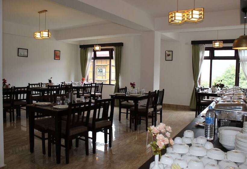 Hotel The Leenor Regency