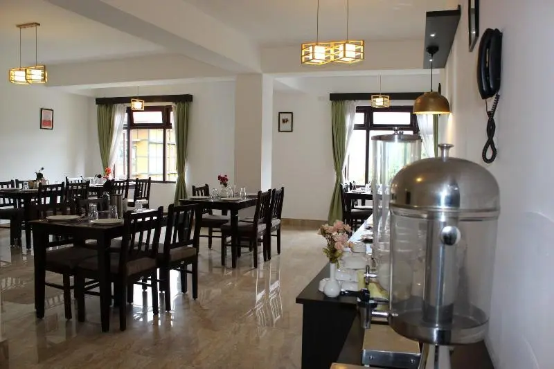 Hotelli The Leenor Regency
