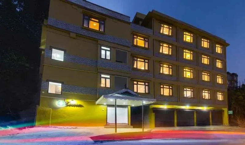Hotelli The Leenor Regency