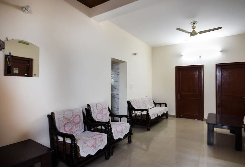 ホテル Sai Home Stay By Oyo Rooms