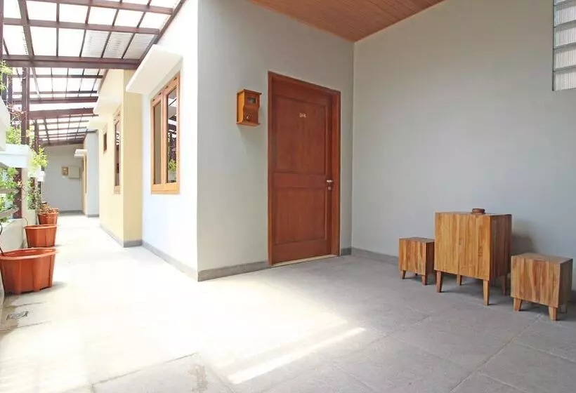 Hotelli Reddoorz Premium Near Solo Grand Mall