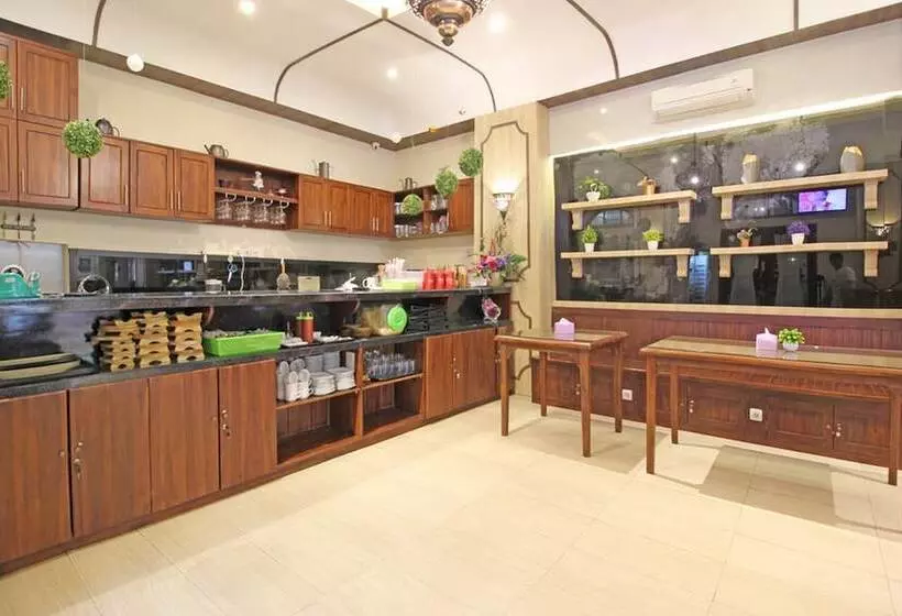 Hotelli Reddoorz Premium Near Solo Grand Mall