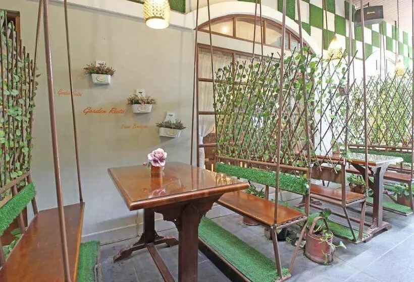 Hotelli Reddoorz Premium Near Solo Grand Mall
