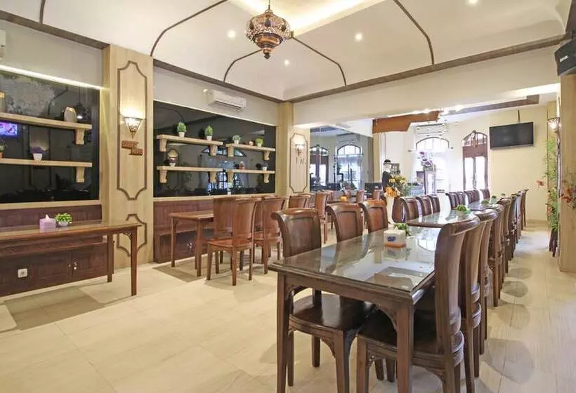 Hotelli Reddoorz Premium Near Solo Grand Mall