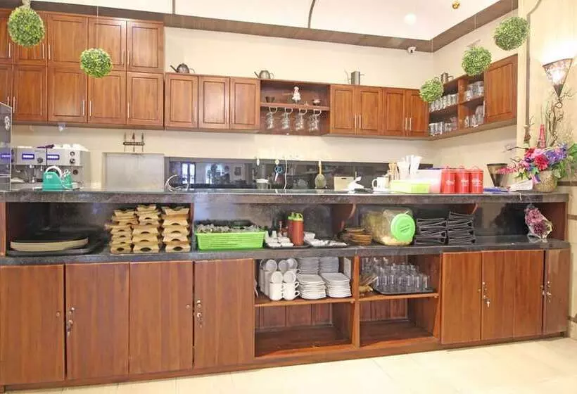 Hotelli Reddoorz Premium Near Solo Grand Mall