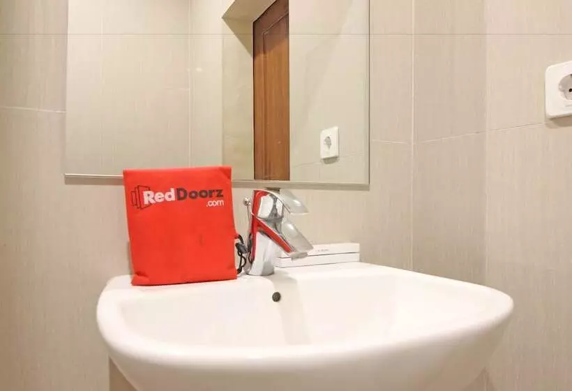 Hotelli Reddoorz Premium Near Solo Grand Mall