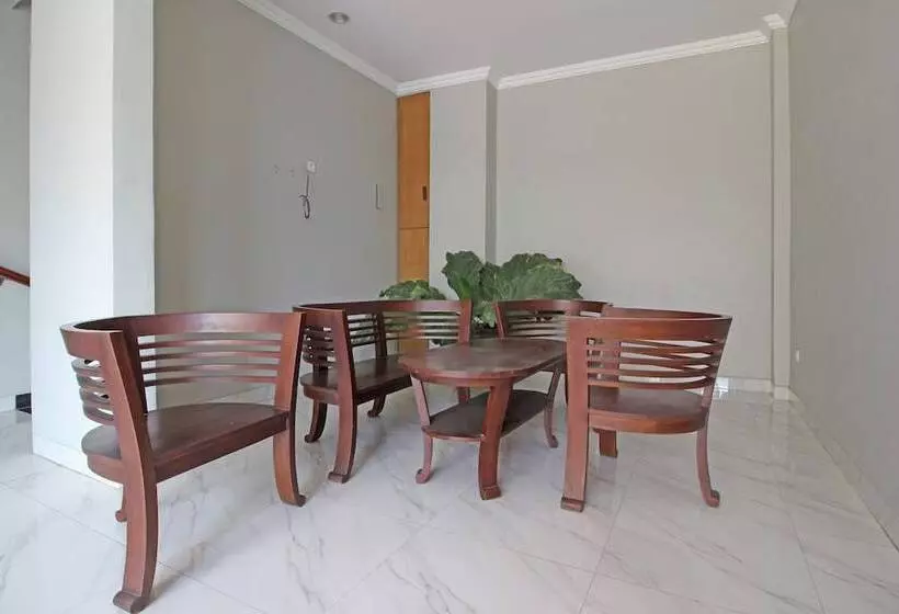 Hotelli Reddoorz Premium Near Solo Grand Mall