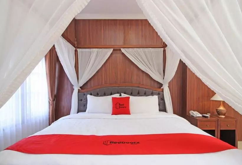Hotelli Reddoorz Premium Near Solo Grand Mall