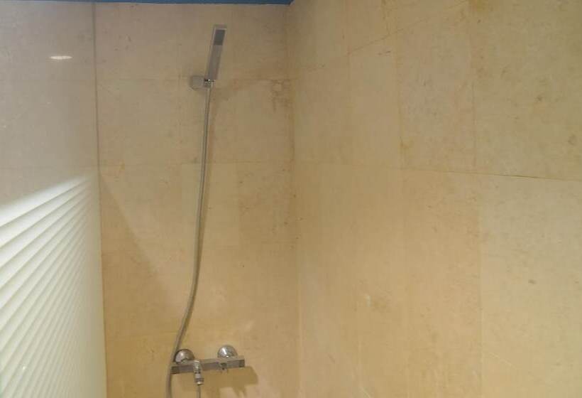 فندق Reddoorz Near Tugu Naga Singkawang